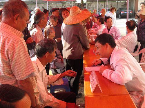 10月26日，與市外事僑務局、市農業局聯合開展主題為&ldquo;萬僑助萬村&rdquo;大型義診活動1.jpg