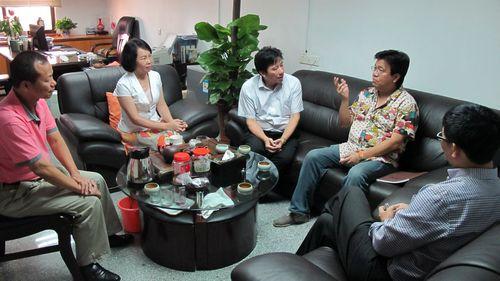 圖為主委吳竹科，副主委鄧亦蘭等與美國夏威夷洪門致公堂總會秘書長區洪座談交流.JPG